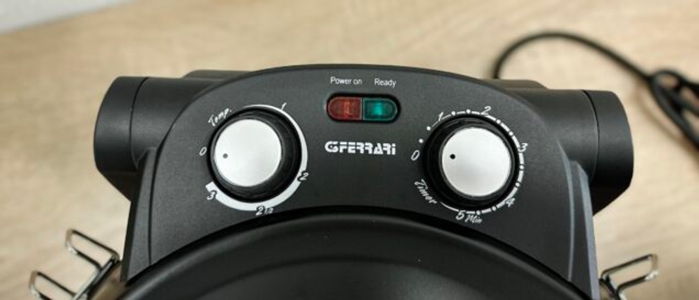 Das Bedienfeld des G3Ferrari G1003210 zeigt zwei Drehregler für Temperatur und Timer sowie zwei Statusleuchten.