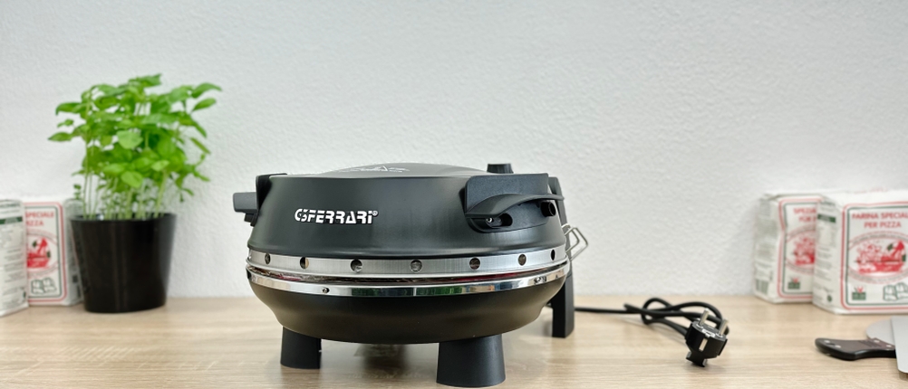 Der geschlossene G3Ferrari G1003210 steht auf einem Tisch. Das Stromkabel ist sichtbar, das Gehäuse kompakt.