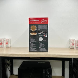 Die Rückseite der G3Ferrari-G1003210-Verpackung zeigt Produktdetails in mehreren Sprachen mit Bildern und Funktionsübersicht. 