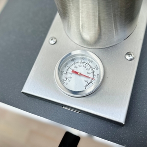 Ein integriertes Thermometer auf der Oberseite des Heidenfeld KY019G zeigt 300 °C. Es ist in ein Edelstahlgehäuse eingelassen.