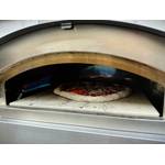Eine Pizza mit geschmolzenem Käse backt im Heidenfeld KY019G Pizzaofen. Im Hintergrund ist die blaue Gasflamme sichtbar.