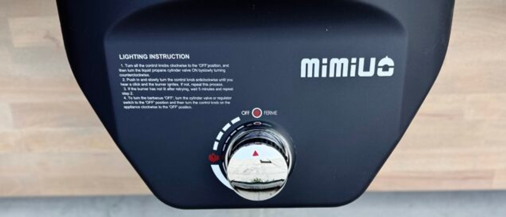 Der Temperaturregler des Mimiuo-Pizzaofens ist mittig auf der Rückseite platziert. Der Drehknopf zeigt mehrere Stufen.