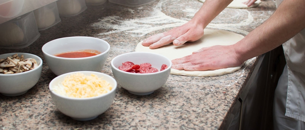 Pizzaofen-Test: Pizzabäcker bei der Arbeit.