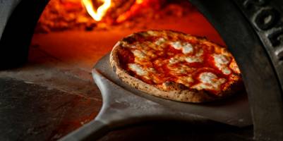 Pizzaschaufel richtig benutzen: Mit diesen Tipps gelingt Ihre Pizza im Handumdrehen