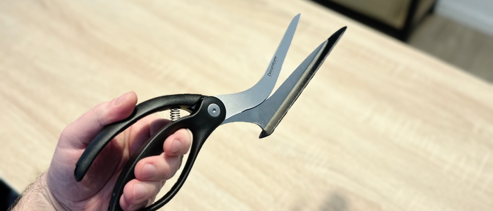 Jemand hält die Pizzaschere von Dreamfarm in der Hand.