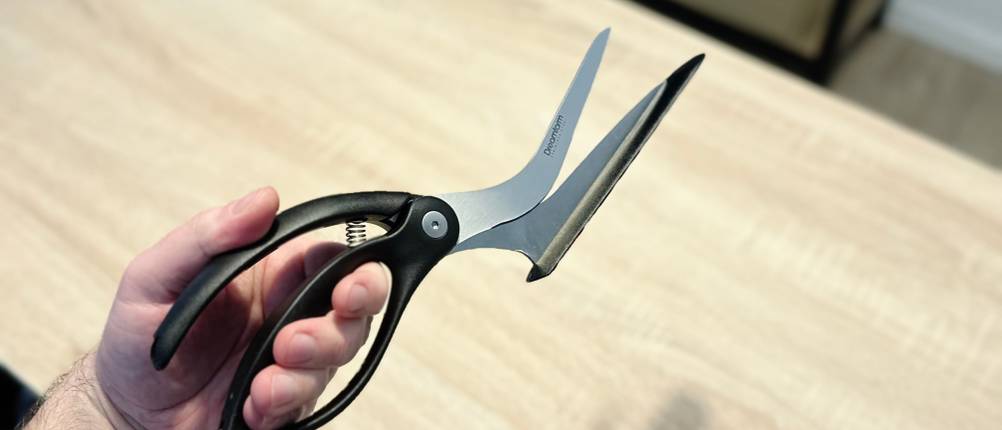 Jemand hält die Pizzaschere von Dreamfarm in der Hand.