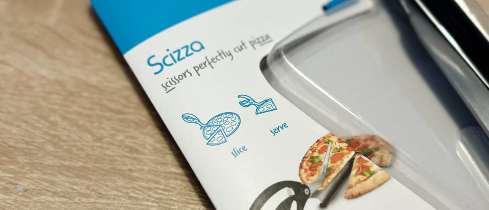 Die Verpackung der Pizzaschere von Dreamfarm von vorne im Detail.