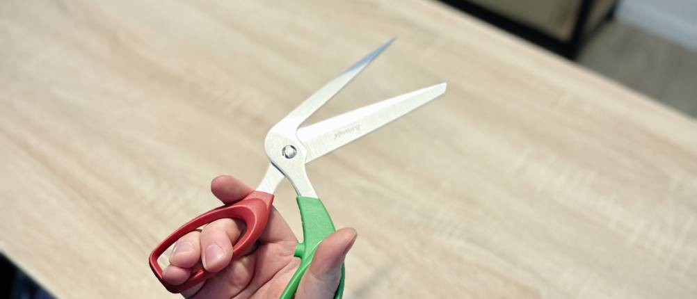 Jemand hält die Pizzaschere von Triangle in der Hand.