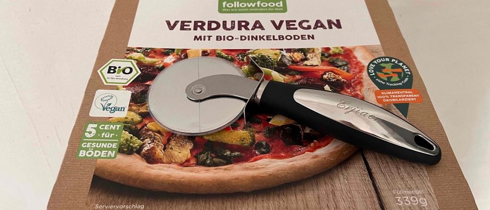 Pizzaschneider getestet: Ein Gerät liegt auf einem Pizzakarton.