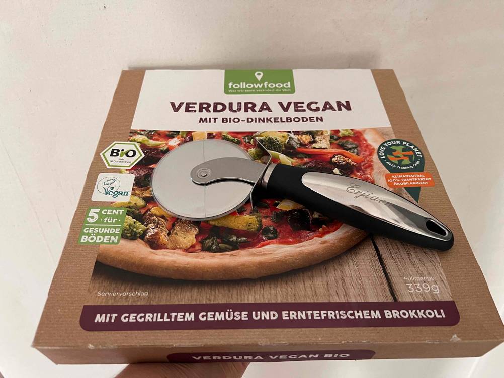 Pizzaschneider getestet: Ein Gerät liegt auf einem Pizzakarton.