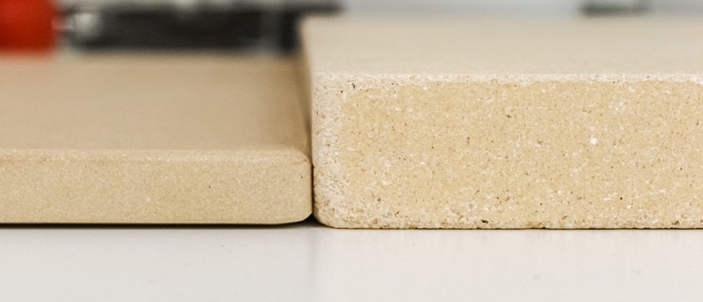 Pizzastein im Test: Pizzastein-Höhenvergleich, ein hoher und ein niedriger Pizzastein nebeneinander.