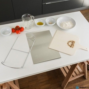 Pizzastein im Test: Zutaten für eine Pizza und zum Pizzabacken auf einem Tisch.