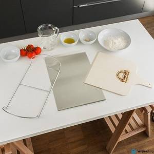 Pizzastein im Test: Zutaten für eine Pizza und zum Pizzabacken auf einem Tisch.