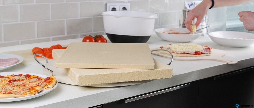 Pizzastein im Test: Zwei Pizzasteine liegen aufeinander auf einem Küchentresen. 