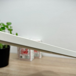 Ein seitlicher Blick auf den Blumtal Pizzastein zeigt dessen Dicke. Die abgerundeten Ecken sind gut zu erkennen.