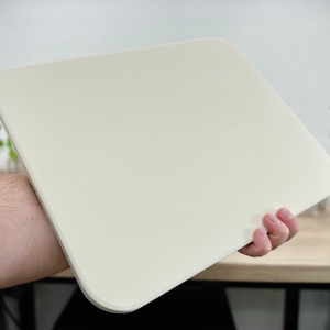 Das Blumtal Pizzastein-Komplettset steht mit Schaufel, Stein und Anleitung frontal auf einem Tisch. Links und rechts stehen Pizzamehl und Kräuter.