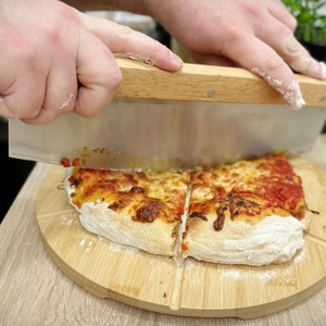 Die gleichmäßige Bräunung zeigt die gute Hitzeverteilung. Basilikum verleiht der Pizza ein frisches Aroma und optisches Highlight. Bildunterschrift (mittel-lang): Der knusprige Boden entsteht durch direkte Unterhitze des Pizzasteins. Frischer Basilikum rundet das Geschmackserlebnis ab. Die Pizza zeigt ein harmonisches Backergebnis mit krossem Rand.