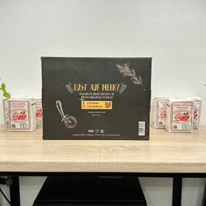 Die Rückseite der Verpackung vom Locbird Pizzastein-Set zeigt Social-Media-Links und den Hinweis auf weitere Produkte.