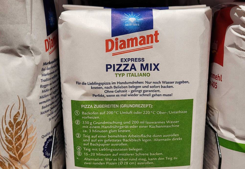 Eine Packung der Pizzateig-Backmischung im Test mit der Rückseite nach vorne.