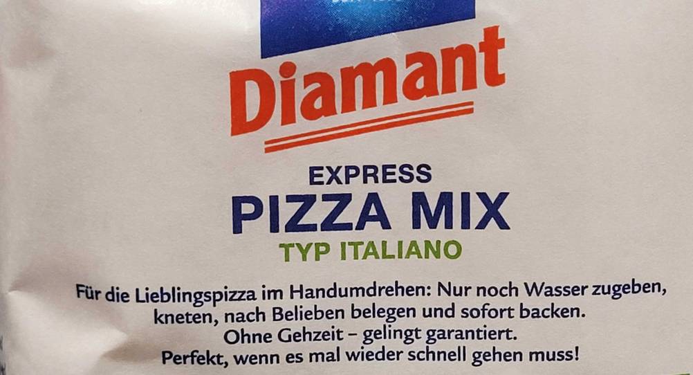 Pizzateig-Backmischung im Test: Nahaufnahme der Verpackung mit Logo und Artikelbezeichnung.