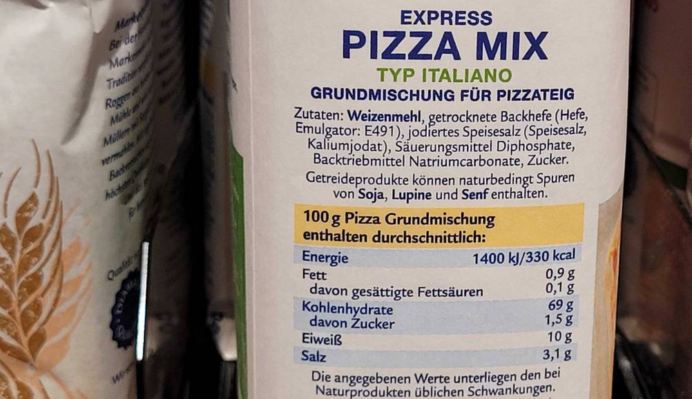Seitenansicht einer Packung Pizzateig-Backmischung im Test mit Nährwertangaben.