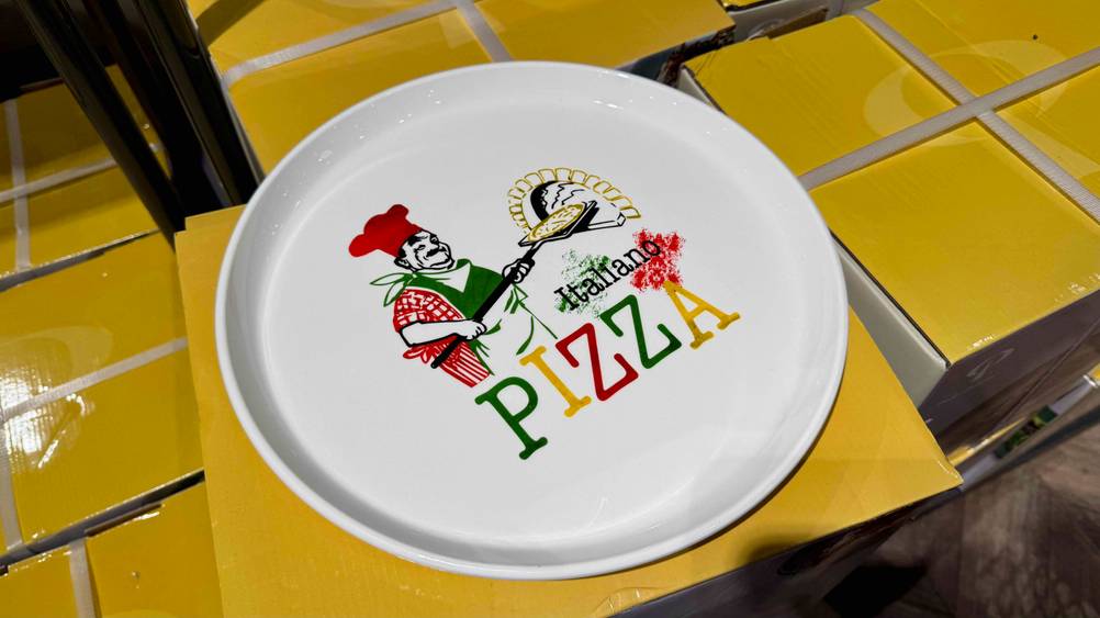 Auf einem gelben Karton steht ein Pizzateller im Test.