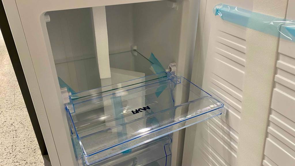 Gefrierschrank im Test: Detailansicht des oberen geöffneten Gefrierfaches eines weißen Modells mit rechtem Türanschlag.
