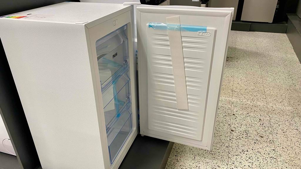 Gefrierschrank-Test: ein weißer Gefrierschrank mit rechtem Türanschlag steht geöffnet, mit Blick auf drei interne Fächer in einem Geschäft.
