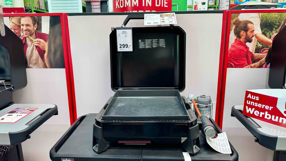Ein getesteter Plancha-Grill mit geöffnetem Deckel von vorne.