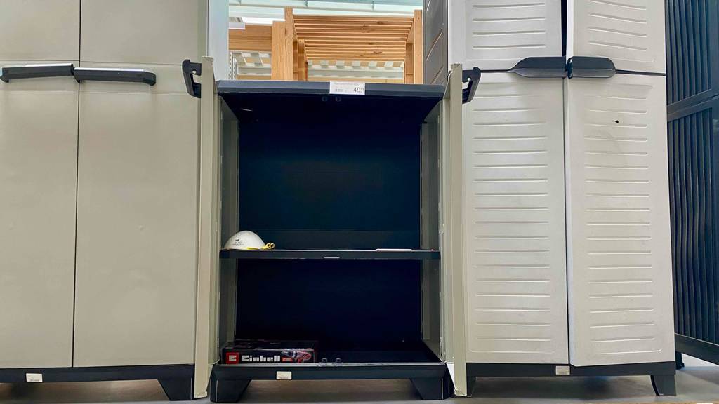 Ein getesteter Kunststoffschrank mit offenen Türen in Frontansicht.