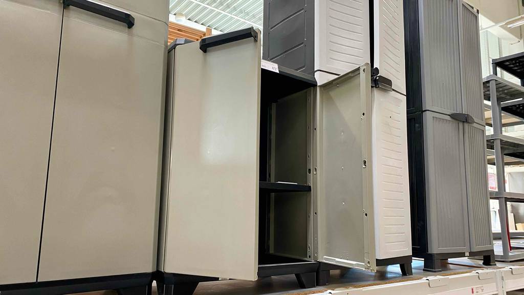 Kunststoffschrank im Test: Ansicht von schräg vorn auf einen geöffneten Schrank.