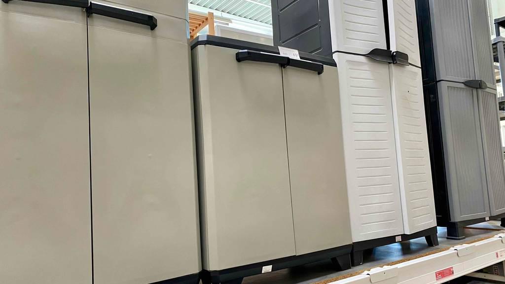 Kunststoffschrank-Test: Seitenansicht von mehreren nebeneinanderstehenden Schränken.