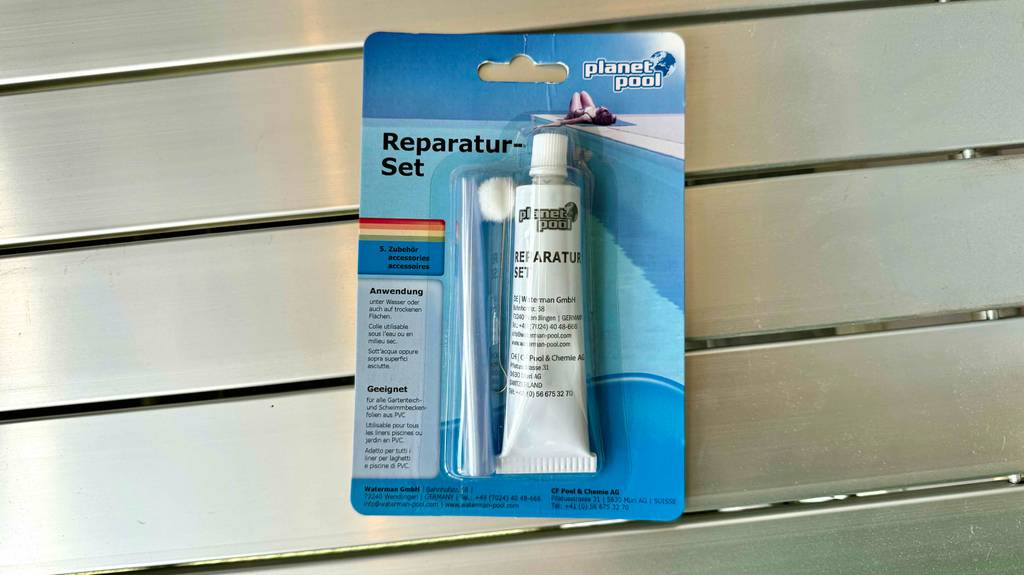Pool-Reparaturset im Test: Auf der Vorderseite der Blisterverpackung stehen Informationen zur Anwendung.