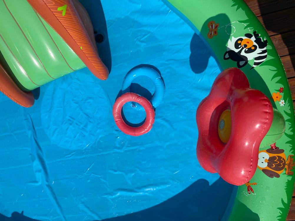 Planschbecken getestet: Zwei aufgeblasenen Reifen liegen im Becken.