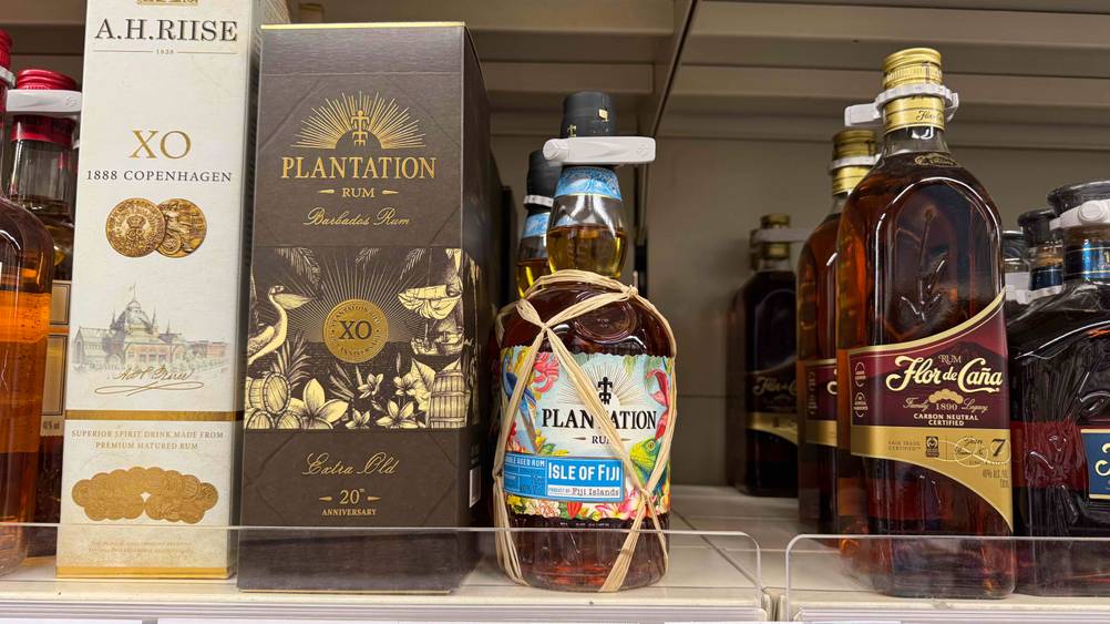 Der getestete Plantation-Rum steht mit mehreren anderen Produkten in einem Verkaufsregal.