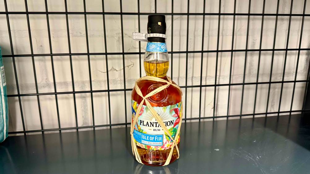 Auf einem dunklen Regal steht der getestete Plantation-Rum.