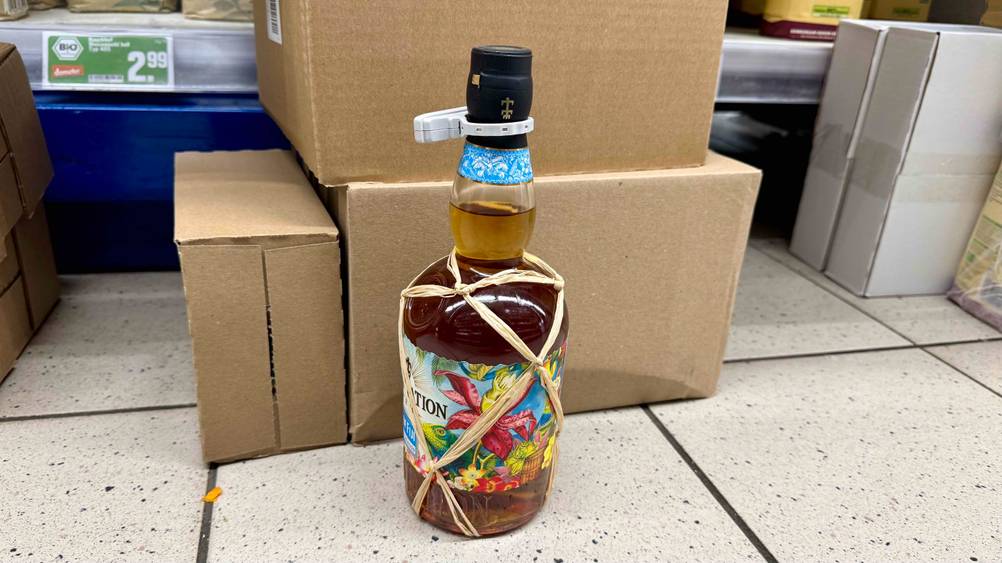 Der Plantation-Rum im Test steht vor Kartons auf dem Boden.