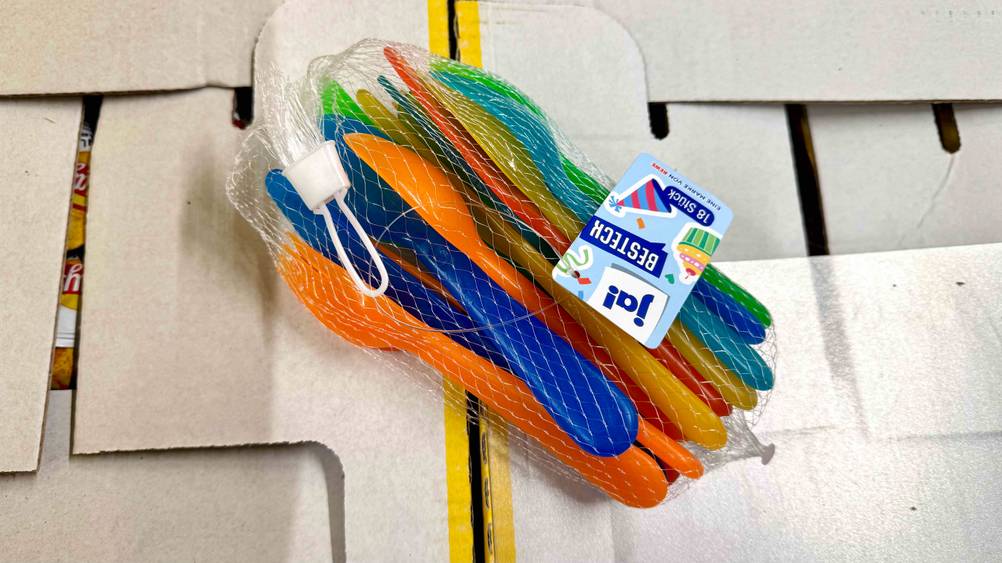 Getestet: Auf einer hellen Fläche liegt eine Netz Plastikbesteck.