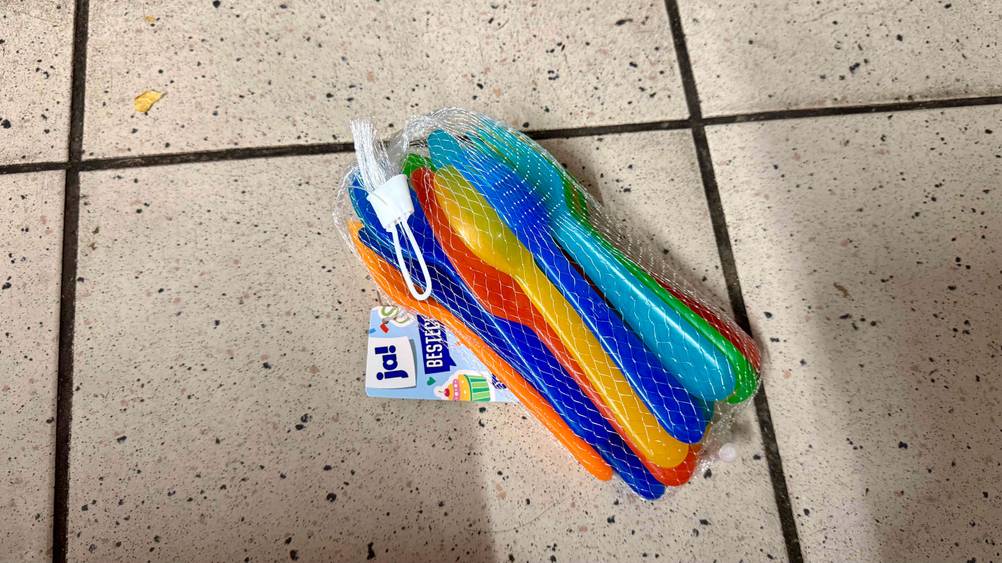 Ein Netz des getesteten Plastikbestecks liegt auf einem Fließenboden.