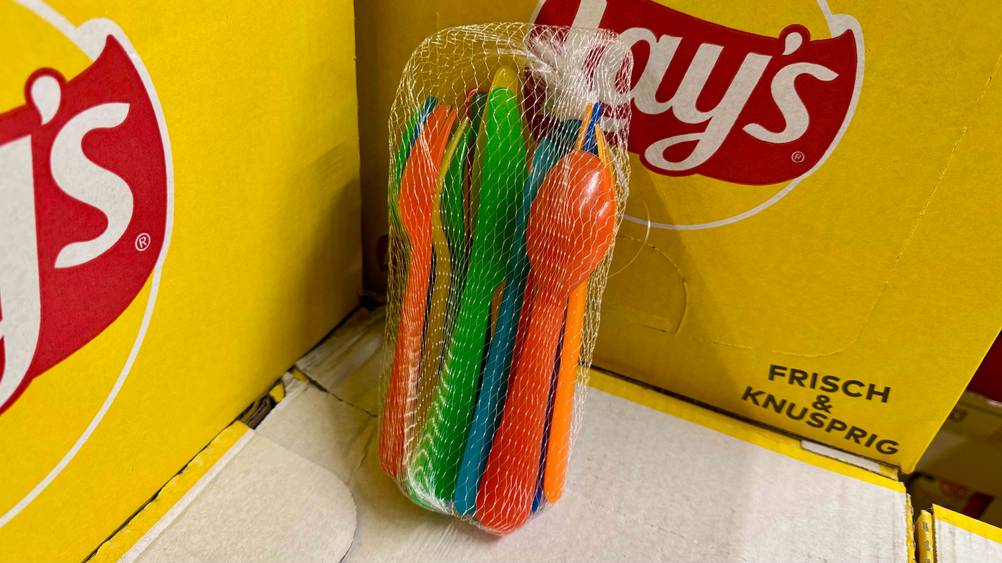 Plastikbesteck getestet: Ein Netz auf eine Karton.