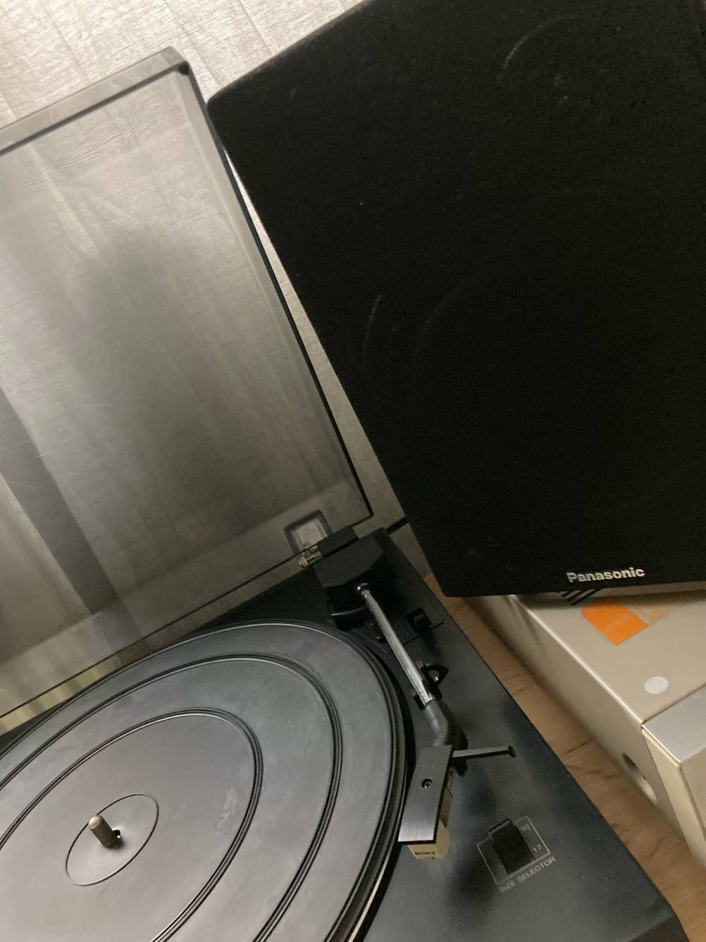 Plattenspieler mit Lautsprecher im Test: Auf dem Plattenspieler liegt noch keine Platte.