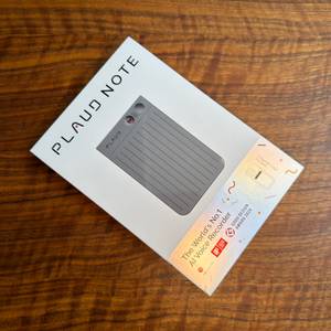 Der Karton vom Plaud Note liegt auf einem Holztisch