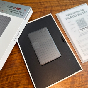 Das Plaud Note liegt in seiner Verpackung