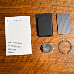 Der Lieferumfang vom Plaud Note liegt auf einem Tisch