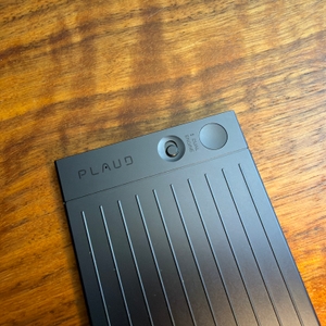 Zwei Bedienelemente am Plaud Note