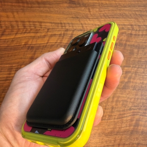 Die Halterung vom Plaud Note hängt an einem Handy