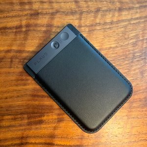 Das Plaud Note liegt in seiner Halterung