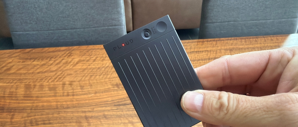 Eine Hand hält das Plaud Note in der Hand