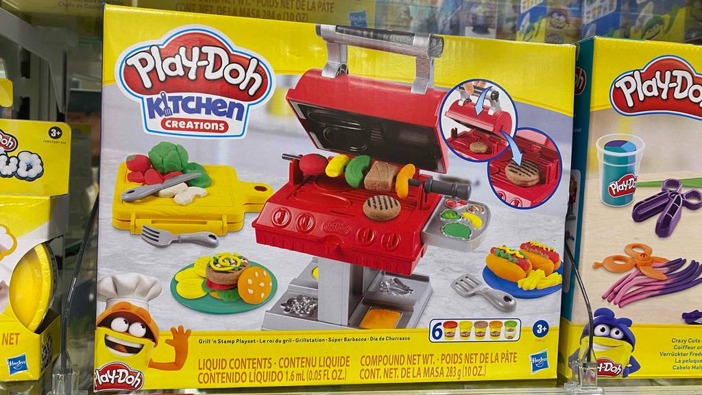 Kindergrill im Test: mehrere Play Doh Verpackungen in einem Regal.