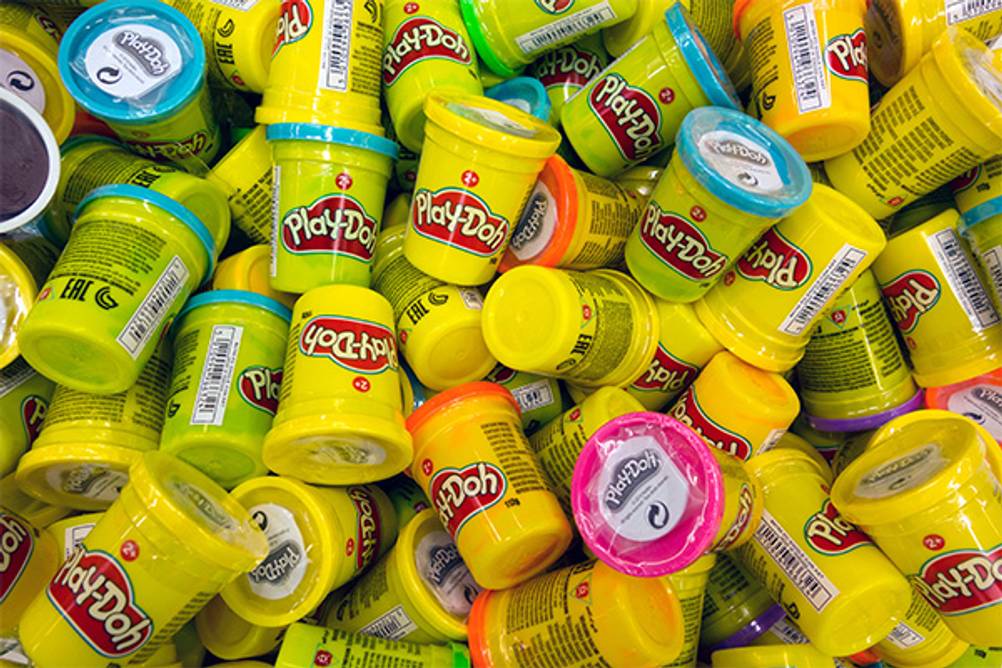 Play-Doh im Test: Zahlreiche Play-Doh-Dosen.
